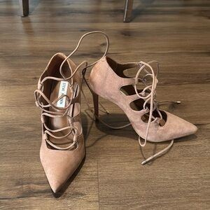 Woman's Tan Steve Madden Pointed Toe, Lace Up Heels. Size 8
